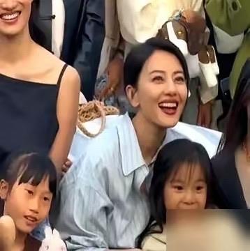 高圆圆女儿最近火出圈，就因为网友吐槽她完美避开妈妈的神颜，活脱脱扎小辫的赵又廷！