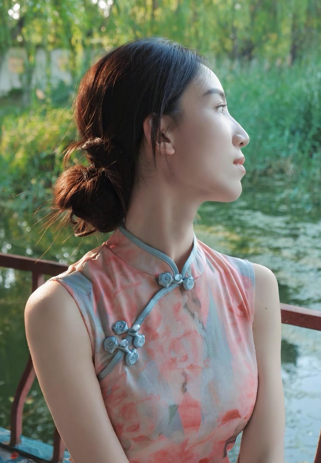 亭中旗袍美女