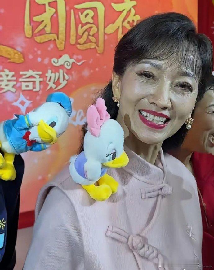 赵雅芝71岁活动生图曝光，皱纹现、牙齿松、肤色暗，真实老态显，这才是老人本真模样