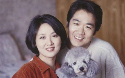 1988年，张国立与小2岁的邓婕因戏生情。他对结婚6年的发妻罗秀春说：“我爱上别