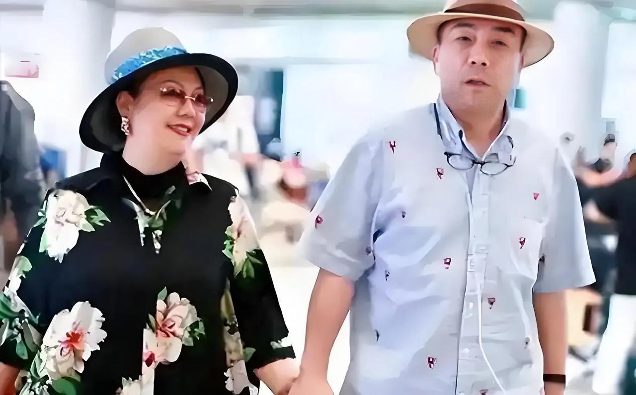杨议说和孟真离婚了，可是在杨少华老先生葬礼上，孟真以杨家儿媳妇的身份参与了整个葬