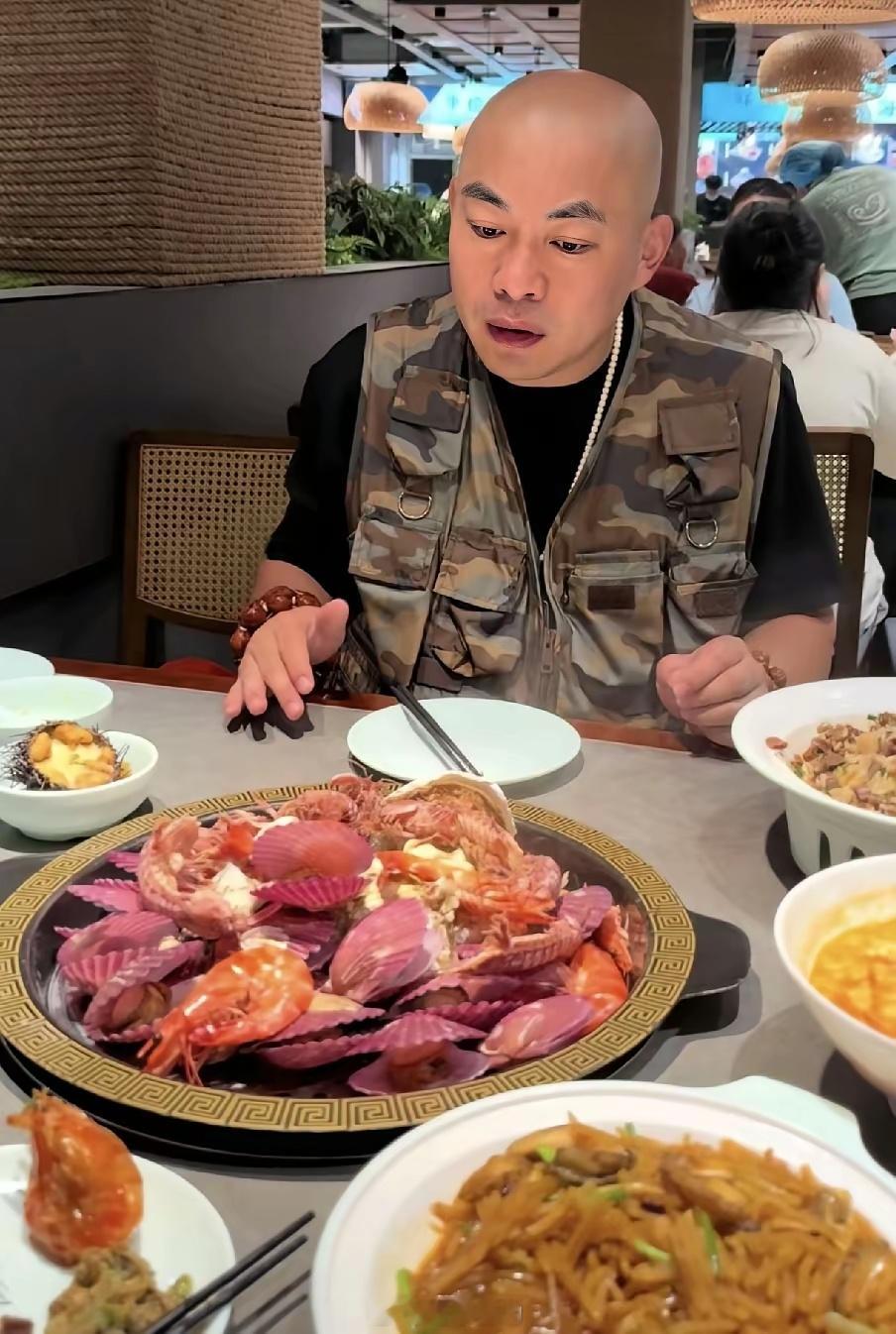 知名二人转演员程野独自吃几千块钱一桌的海鲜，网友说炫富，本人表示你们爱咋咋地，吃