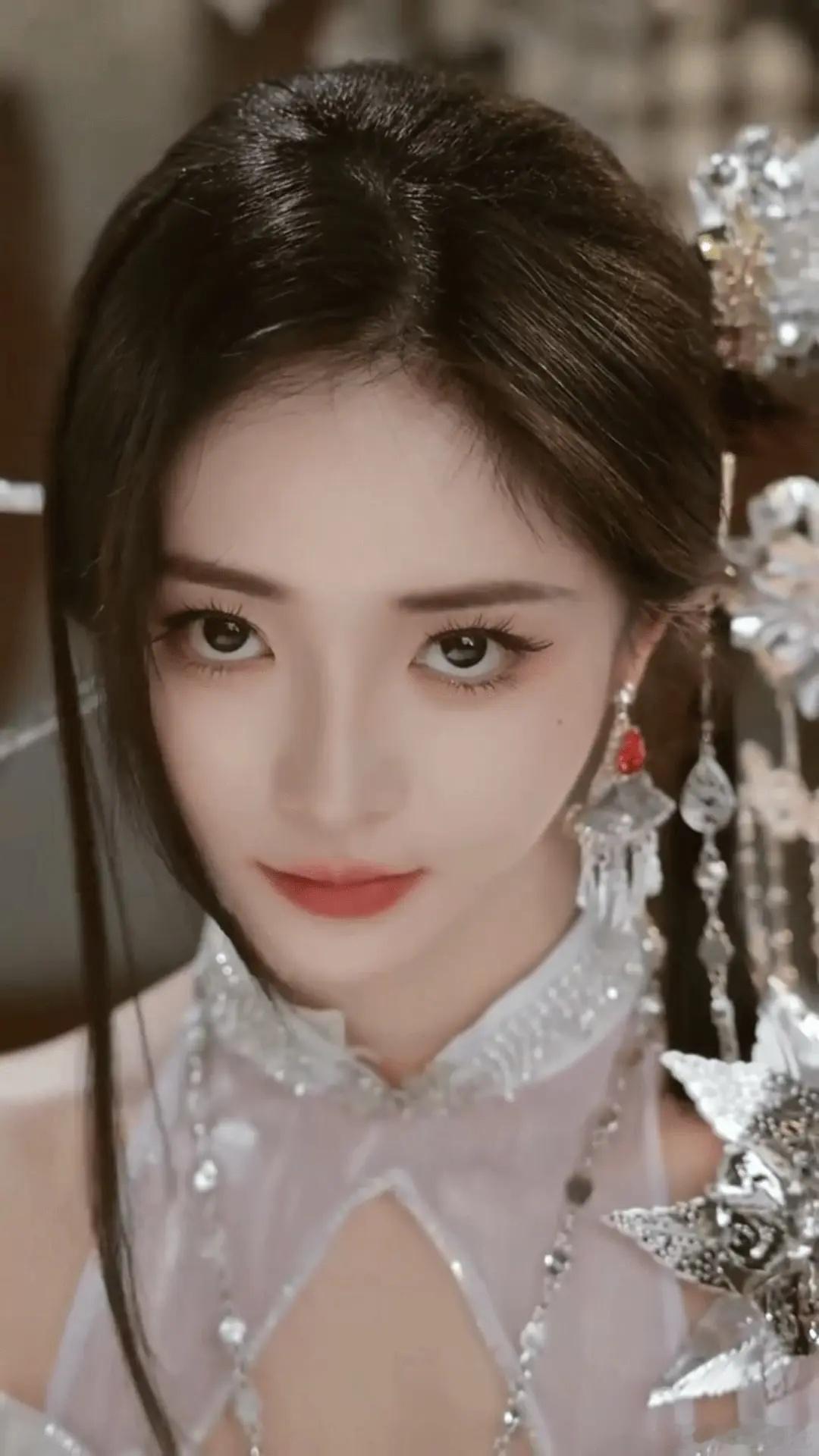 衣服好廉价但耐不住脸太漂亮