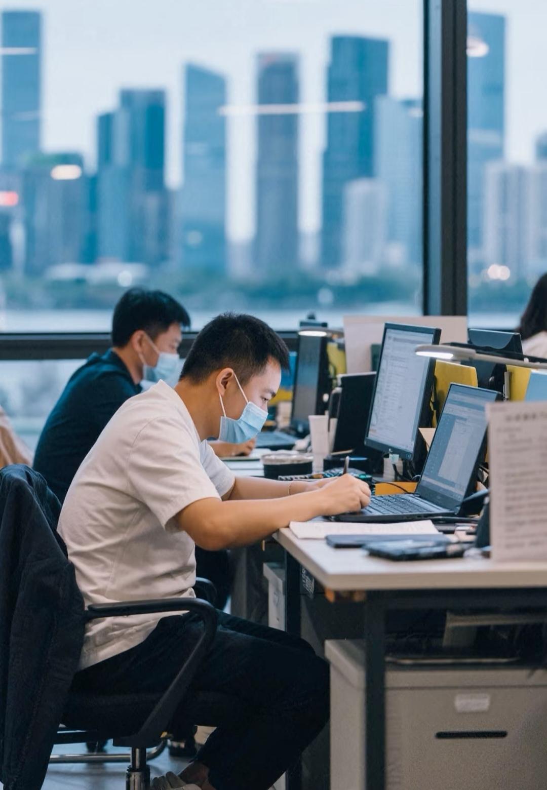 我是真正的发现，钱是越来越难赚了!所以关键时候奉劝大家：1、发了工资一定要