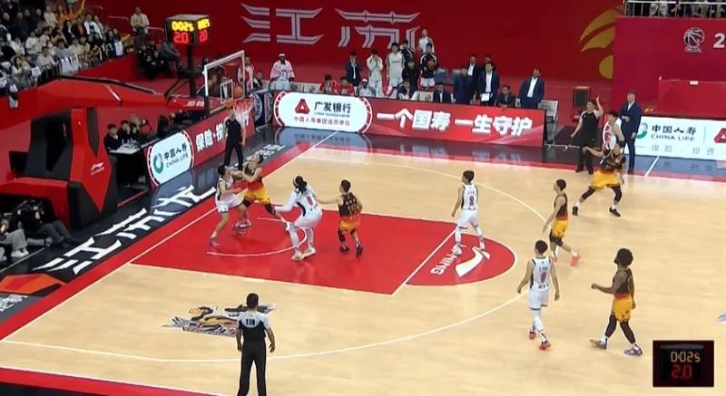 庞峥麟这突破杀伤力，他居然吸引了2个防守，然后，分球外线放空的吴羽佳！吴羽佳出