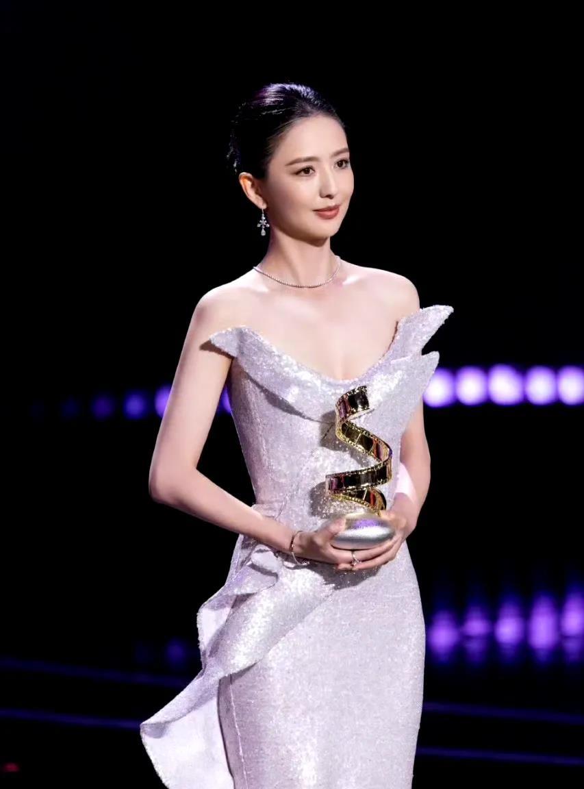 佟丽娅鎏光浅紫鱼尾裙网友：浅紫色真的太配丫丫啦不得不说这个浅紫色真的衬得佟丽