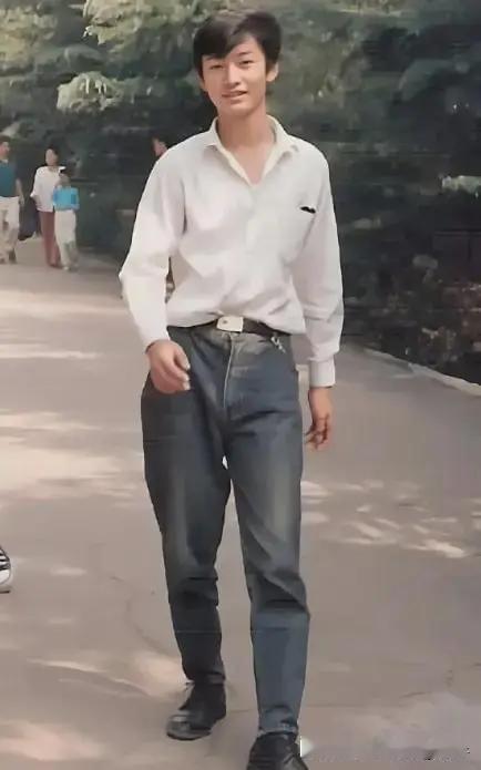 杨颖儿子脸的轮廓还是与晓明挺像的，眼睛也有点像老爸，建议再过3-4年去医院整个牙