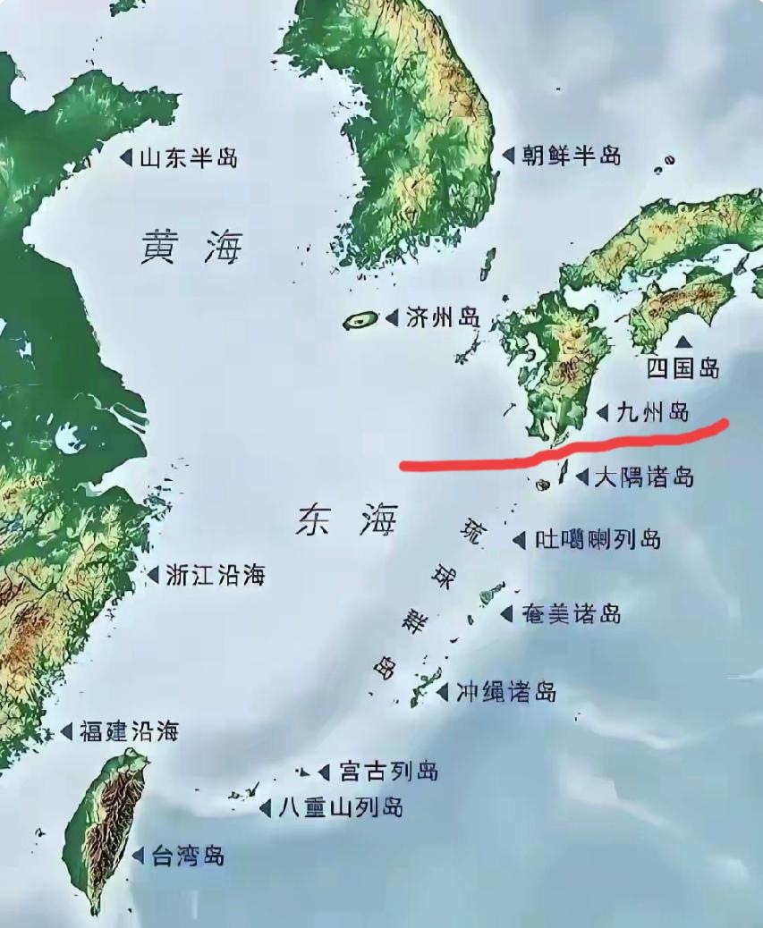 大隅海峡就是红线的位置，中国的海军055导弹驱逐舰鞍山号，带领舰队编队穿过，11