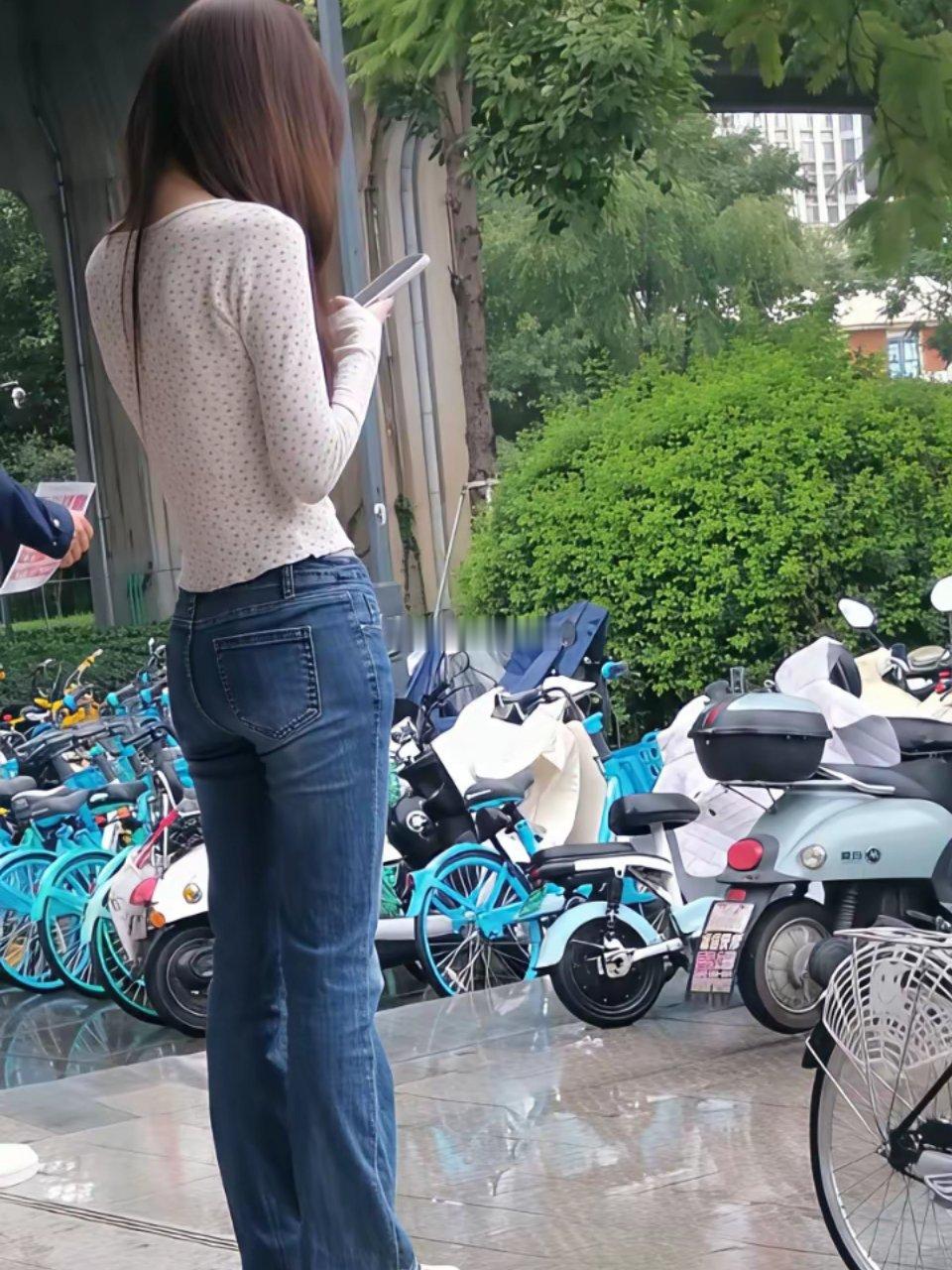 一所民办大学旁看到的不知道这样的身材是少女还是少妇？​​​