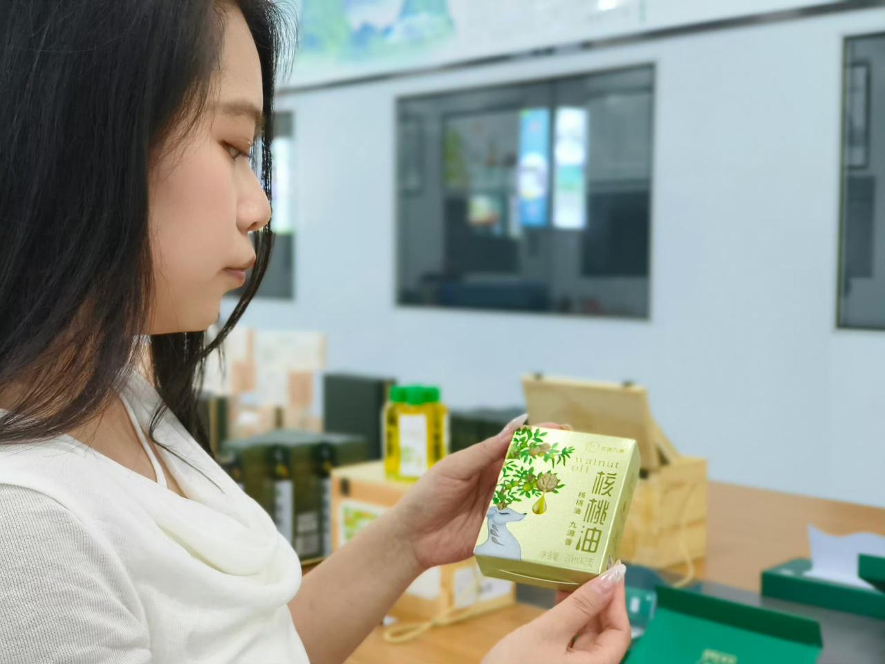 甘味九源核桃油：源头有光婷婷在果园深处缓步穿行，没有刻意摆拍，只有对自然的敬