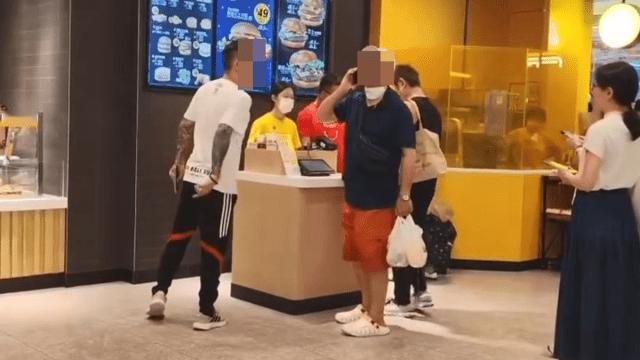 太嚣张了！香港某麦当劳内，一43岁白衣纹身男为抢购优惠餐，当众爆粗并自称“和胜和