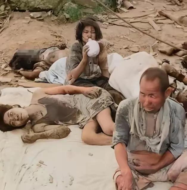 1945年，一名日本广岛姑娘正在擦桌子，突然白光闪过，她登时昏厥，醒来才知道，距