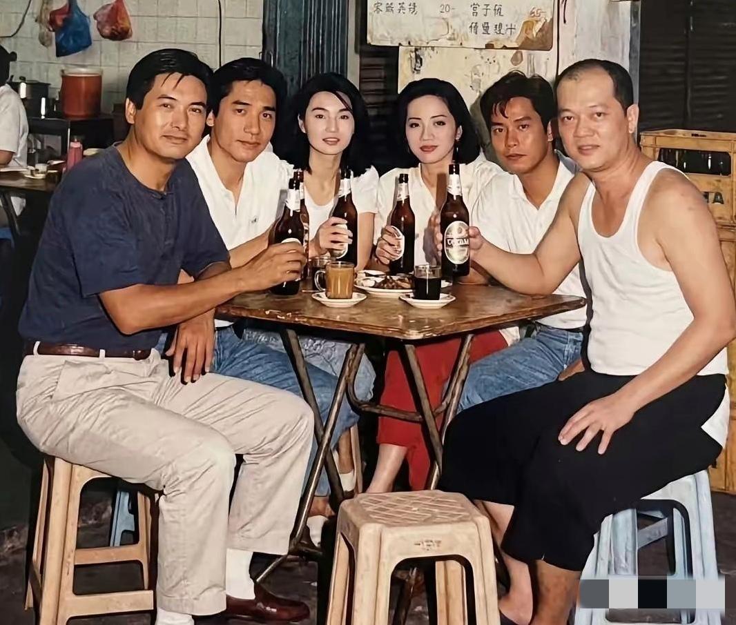 这张老照片中，我只认出了朗目疏眉的梁朝伟，金相玉质的张曼玉与目光沉和的周润发，那