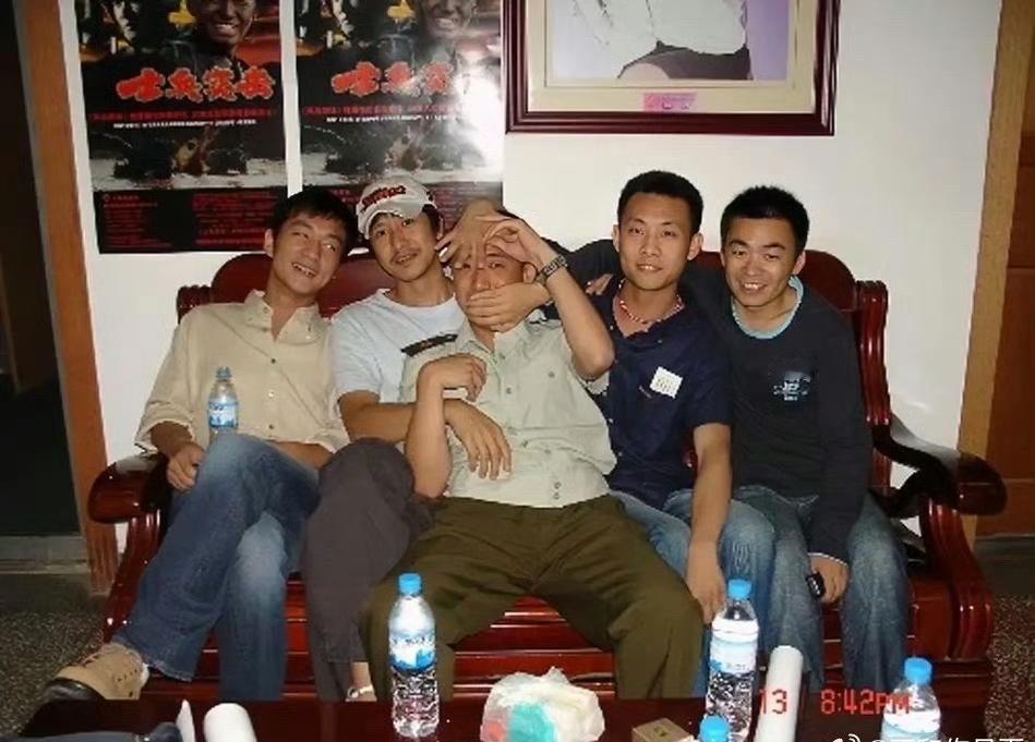 翻出这张二十年前《士兵突击》的老幕后合照，瞬间就被拉回那个年代。没有美颜滤镜