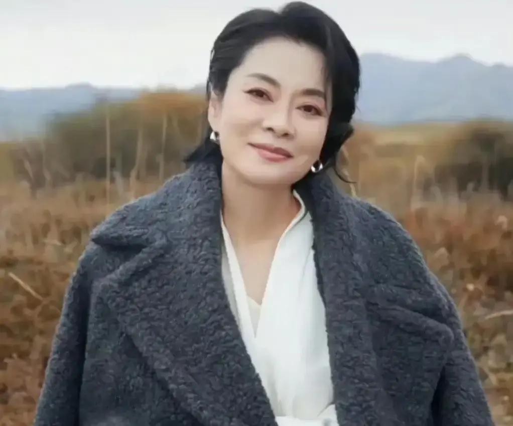 毛阿敏录花少2的27天，自己搬了12次30寸大行李箱，一次没喊人帮忙。箱子是硬的，轮子在地上滚的动静