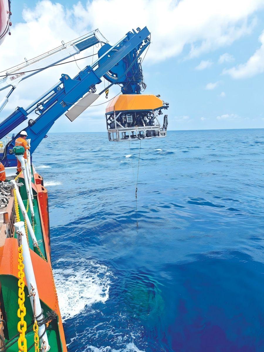 中国成功在海底3500米切割电缆，西方恐慌，真相究竟如何？据港媒《南华早报》