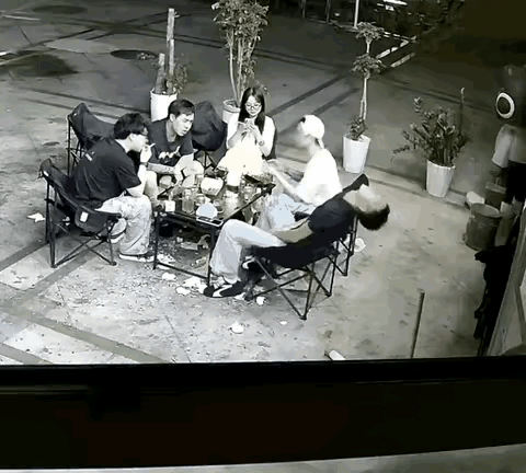 这就是所说的哥们情谊？晚上，五个人在一块喝酒，四男一女。一个穿黑衣服的男