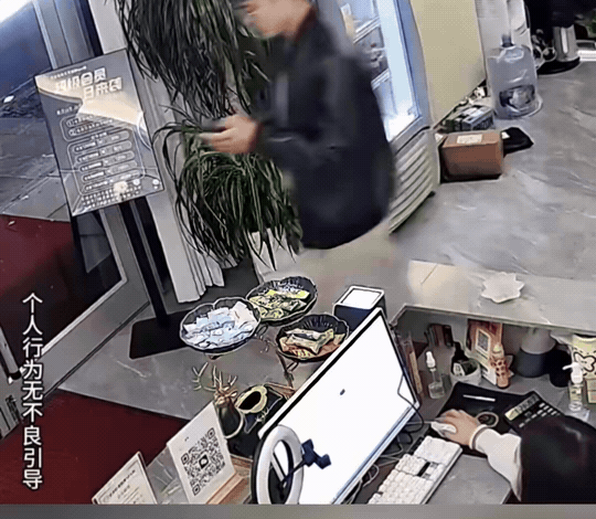 万万没想到。浙江，一名男子工作压力大，为了放松身心，他去足浴店按摩消费，享受完整