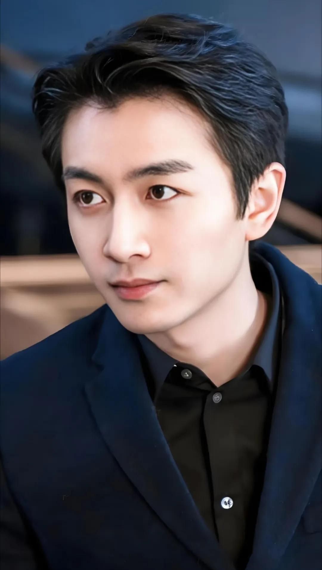 以前只知道陈晓是一个离了婚，又帅气的男演员。现在才发现，他不仅是个好演员，还是