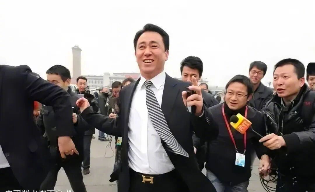 #许家印满头白发##许家印一审被判无期##热点解读#许家印“一夜白头”为何刷屏？因为网友看到的其实不