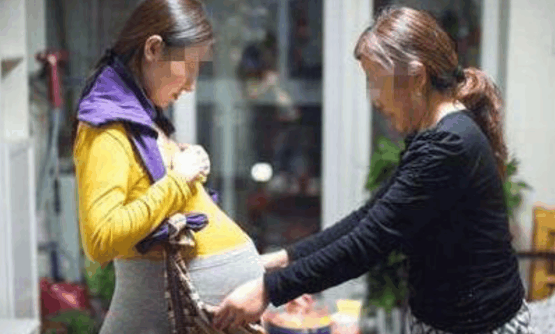 孕妇产房生宝宝, 20多位家属在产房外等候