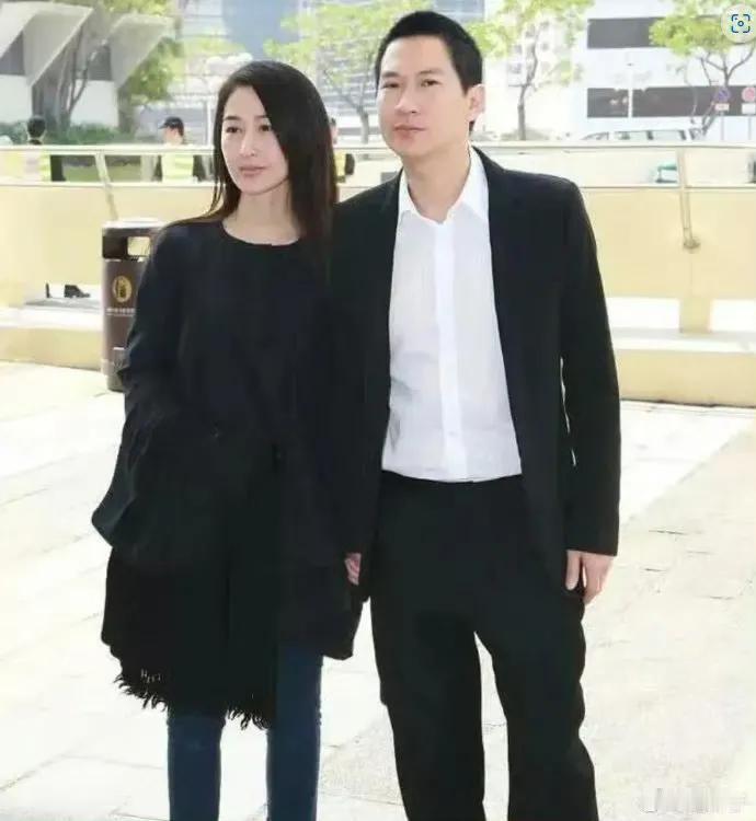 谁能告诉我！这位男明星是谁？突然想不起他名字了，只知道他是影帝，总是把他与梁朝