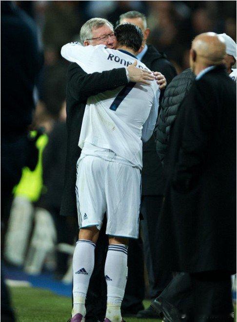 【曼联购C罗又1方案！】北京时间3月11日，据《镜报》透露，曼联愿给C罗开出55