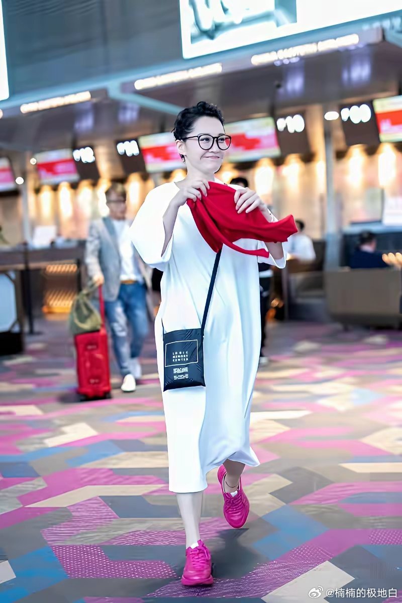 五十七岁的许晴越来越年轻了，穿上这身衣服，好像比三十年前都年轻。三十年前许晴就是