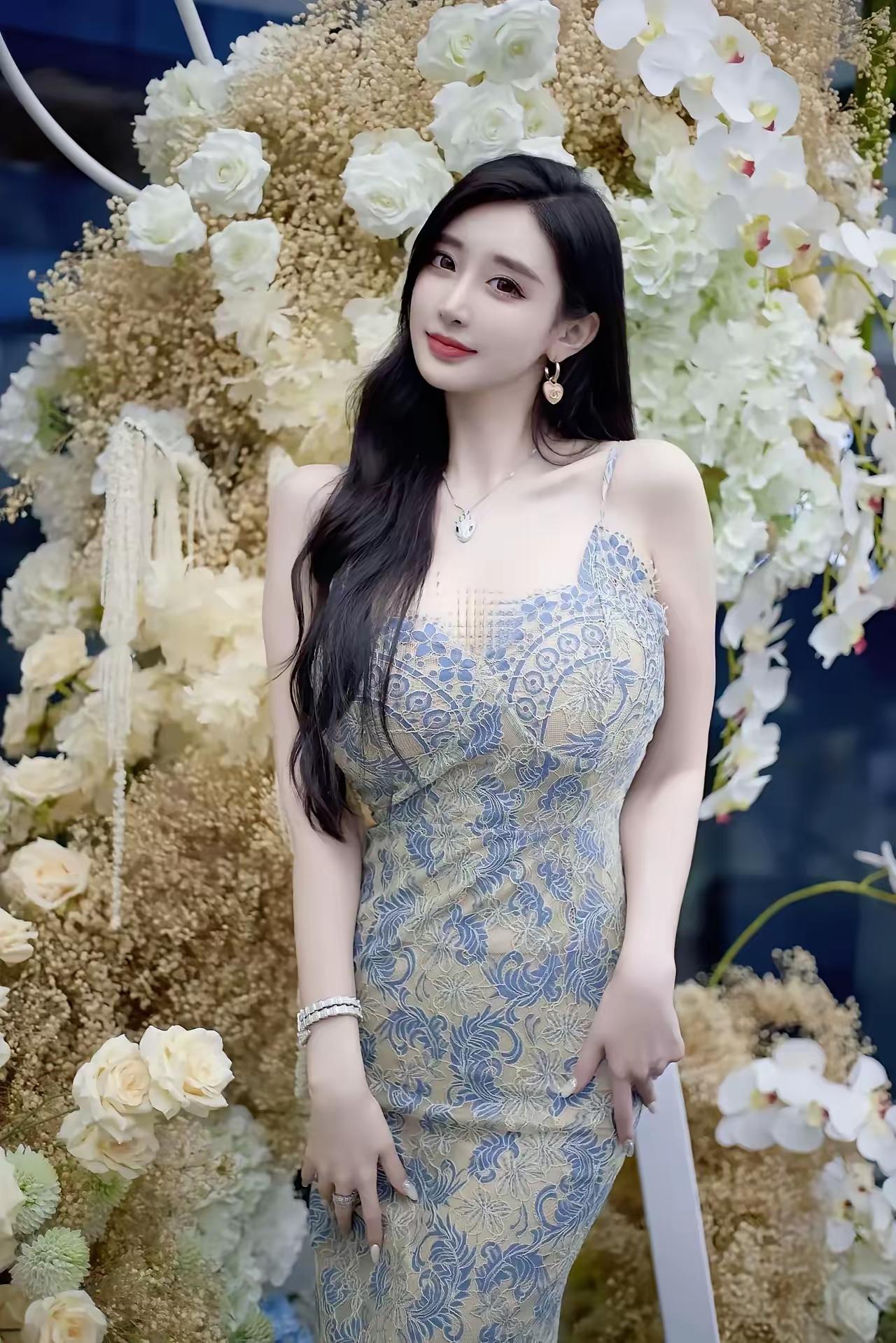 优雅蓝裙，花海中的仙女🌸✨