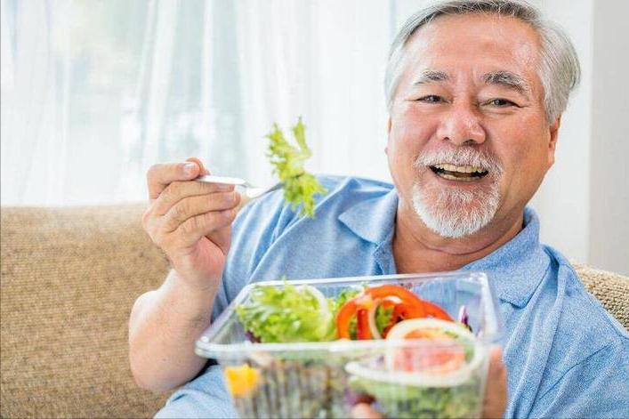 68岁大爷心肌梗塞去世！饮食清淡，爱逛公园，医生：2件事做错了饮食清淡、每天