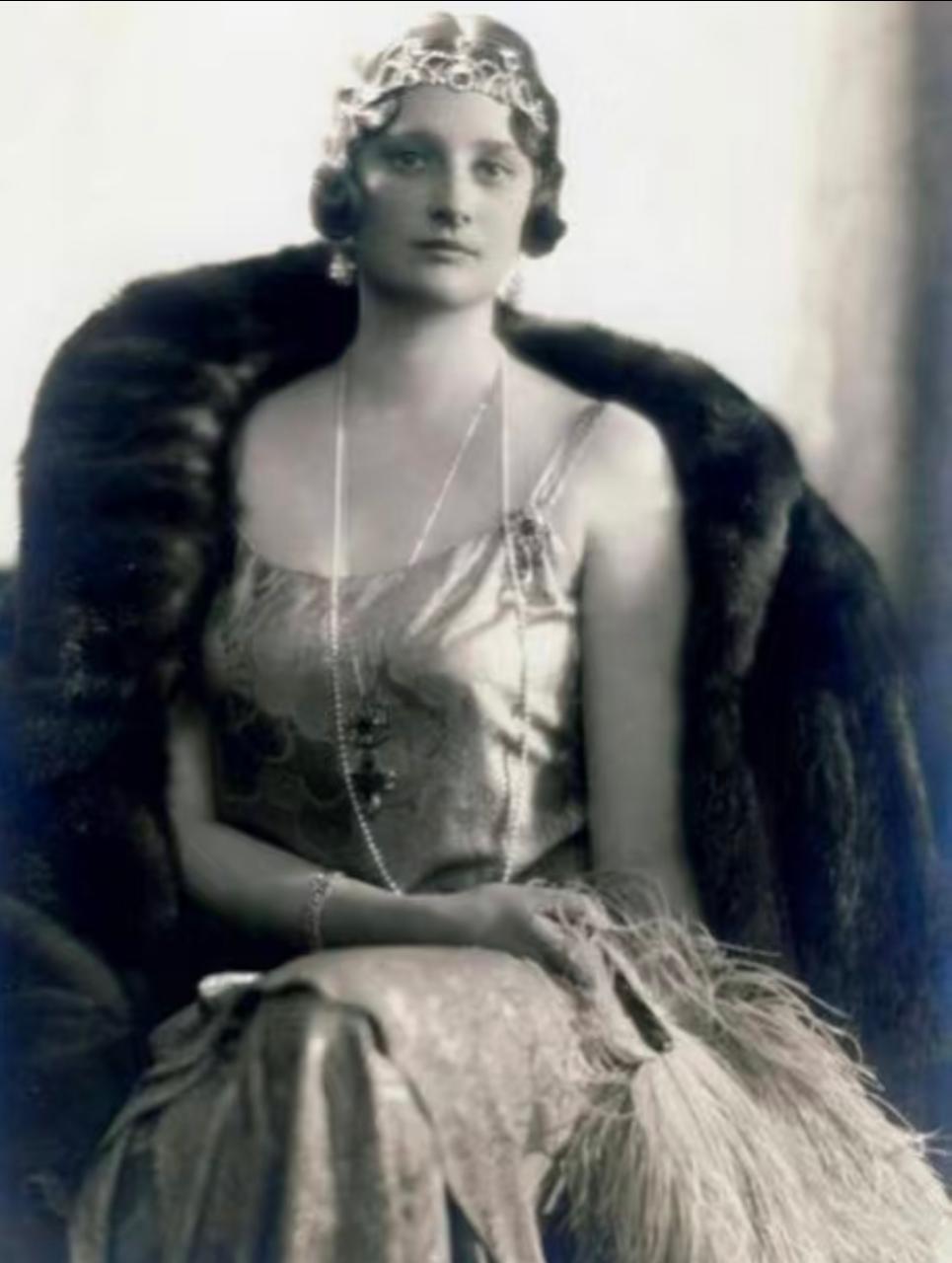 【来自投稿】图一到三是佩戴祖母绿冠冕的比利时阿斯特里德王后（1905—1935，