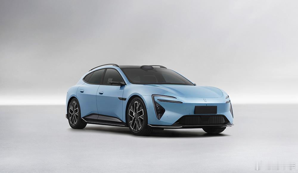 研究今晚的工信部车展，阿维塔06T，原本以为会像其它中型车一样，推出一个拿样的版