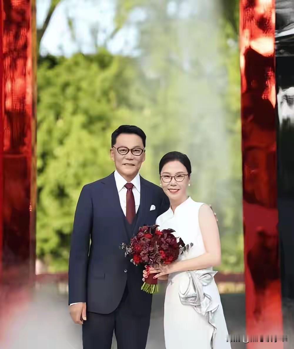 李国庆和妻子张丹红直播时，有网友说，你们生一个孩子，生一个吧！想想办法生一个。你