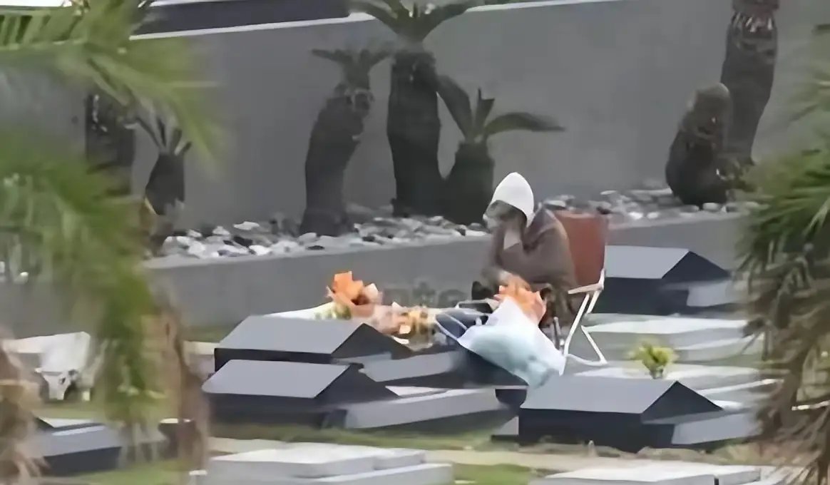 具俊晔icon好像得上魔怔了一样，明显台北icon的天气变冷了，他把卫衣上的帽子