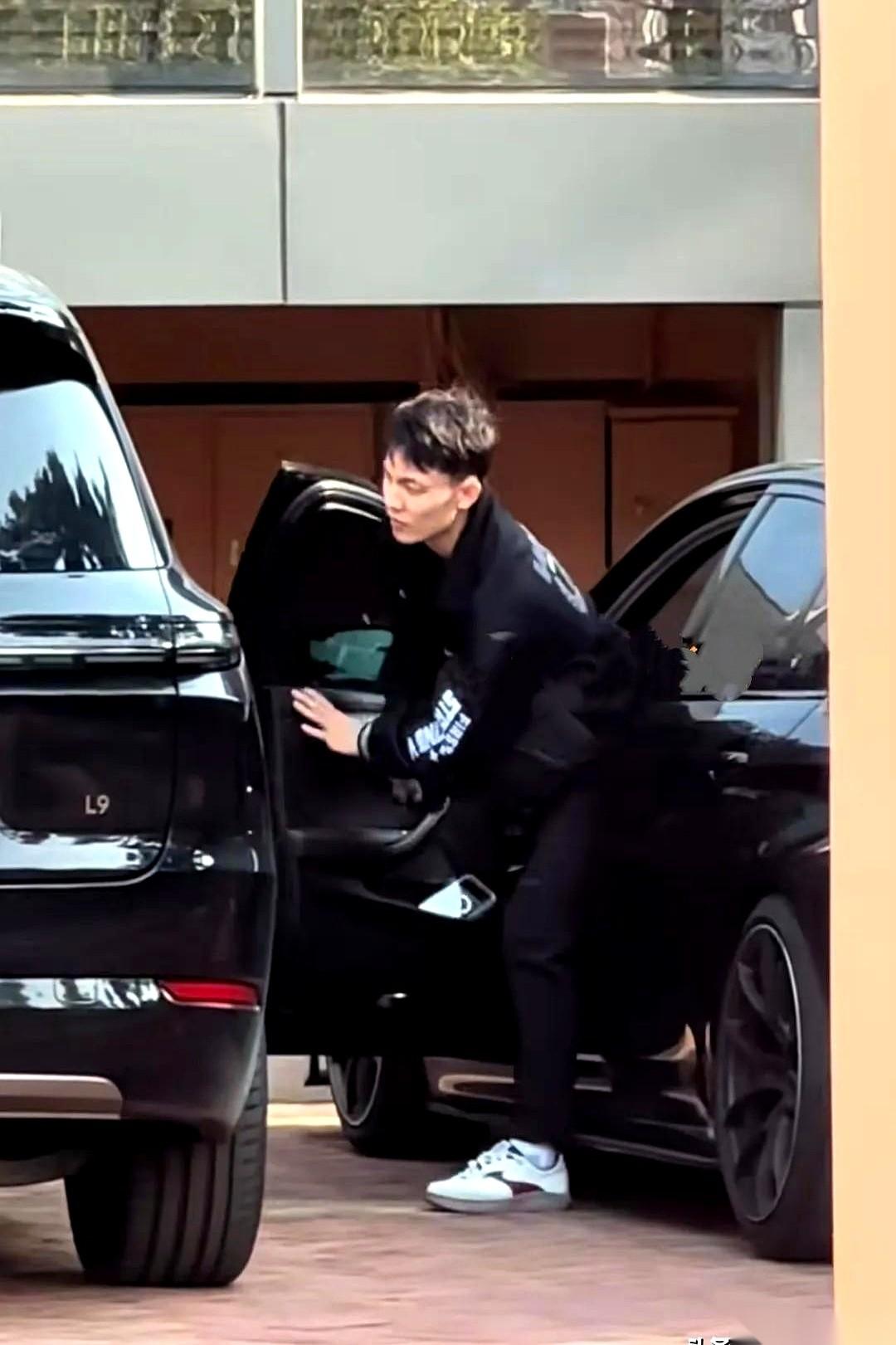 新晋的全明星票王，徐杰，站在训练场上，脸绷得像一面鼓。周一的伤，那点跛脚的痕迹