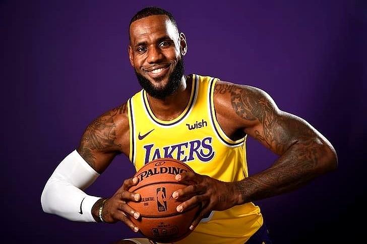 41岁，场均21+5+7，投篮命中率50%。詹姆斯又破了贾巴尔一个历史纪录，成了