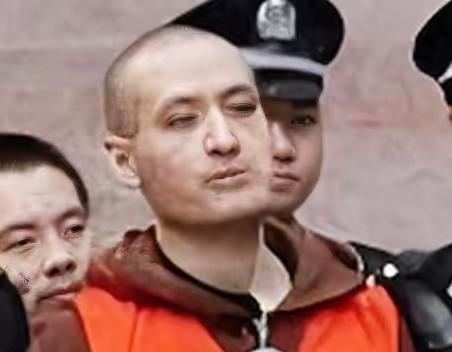 当年重庆女黑老大谢才萍身边最受宠的罗璇，人生起伏真的太唏嘘。1983年生的他从
