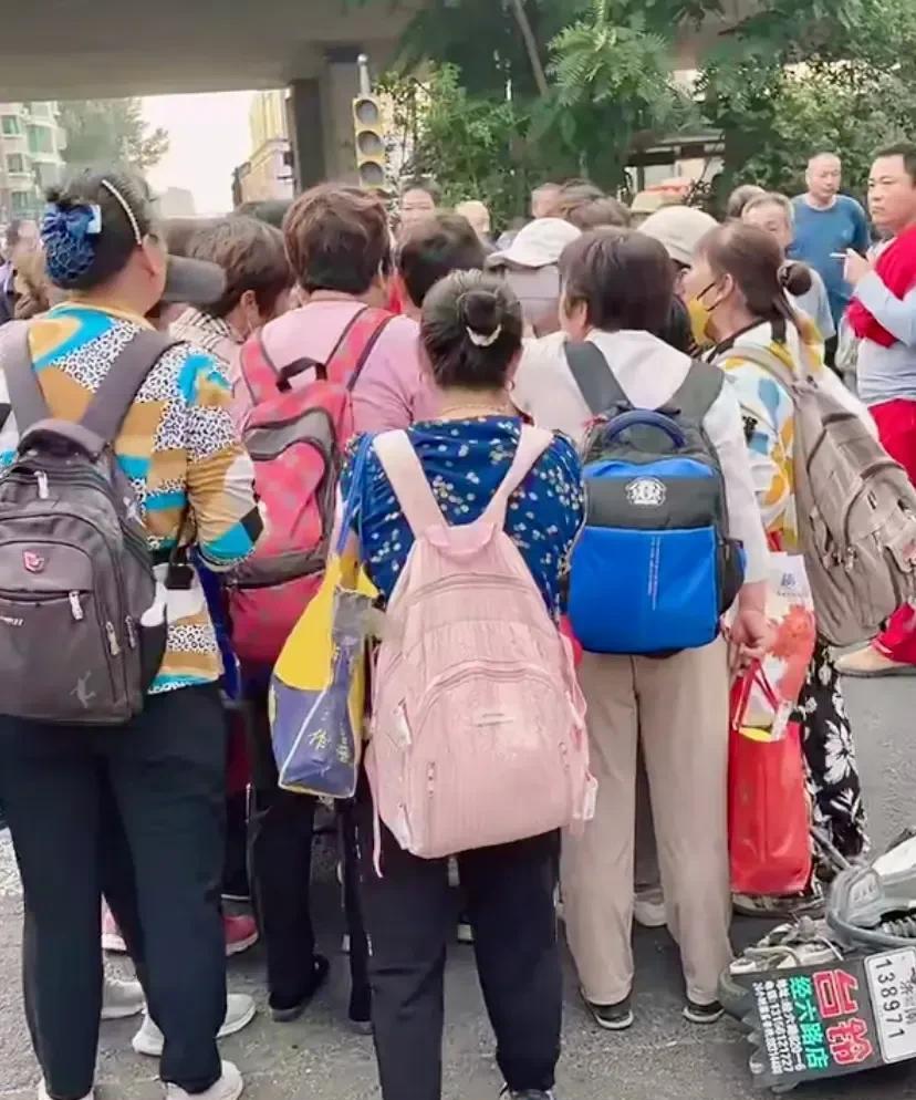 广东东莞有两三个找工作的，没有高工价，也没有合适自己的工作，他们前前后后去了山东