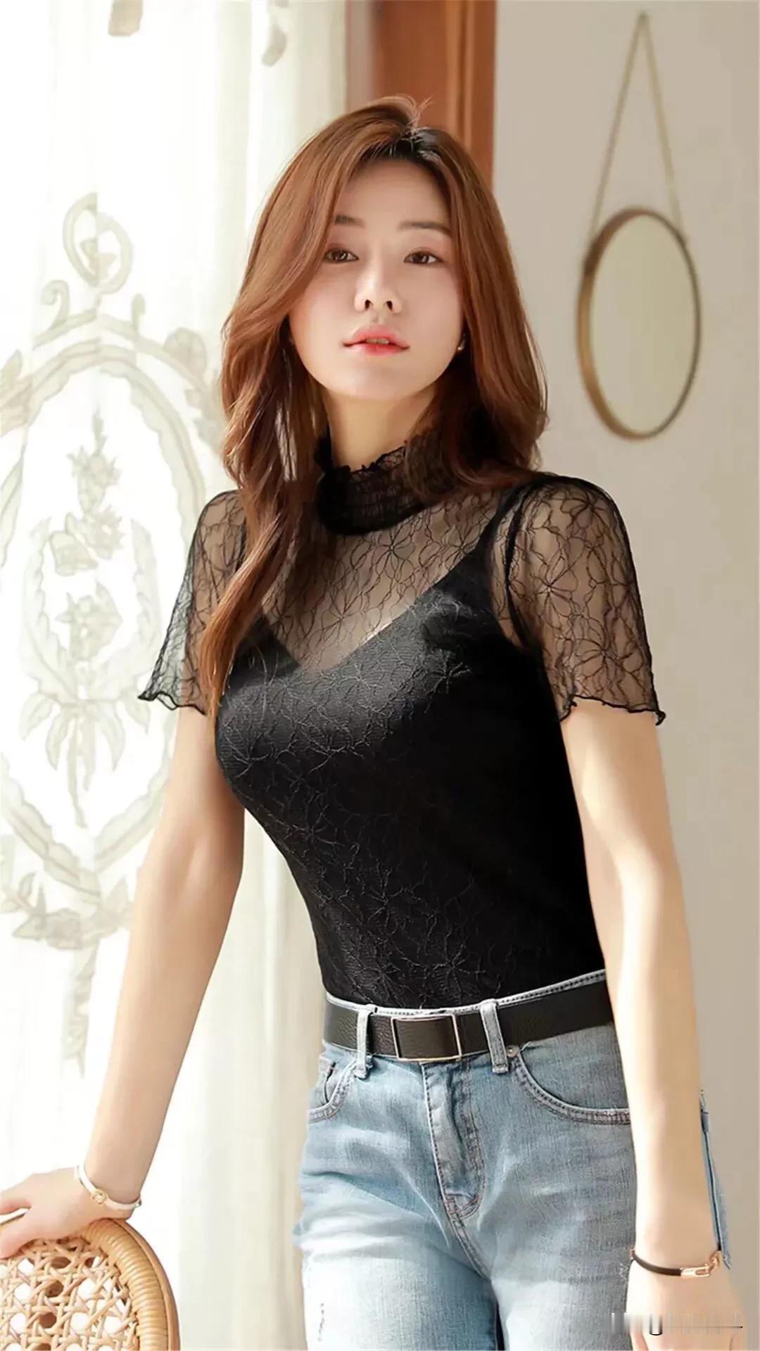 优雅黑丝透视上衣搭配牛仔裤，这组合简直是时尚与性感的完美融合！就像徐璐在机场的造