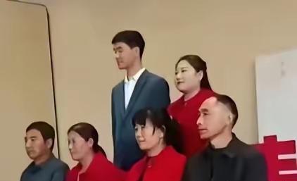 这或许就是陕西旬阳小伙子跳河之前拍的照片，整整齐齐两个家庭6个人。看样子男孩是一