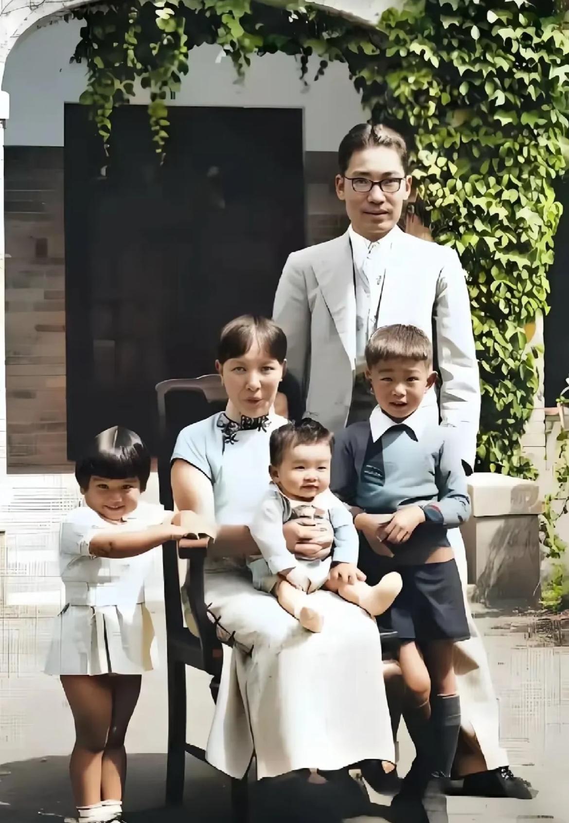 文坛巨匠冰心去世13年后，被孙子吴山在墓碑上泼字：教子无方，枉为人表。原来是为泄