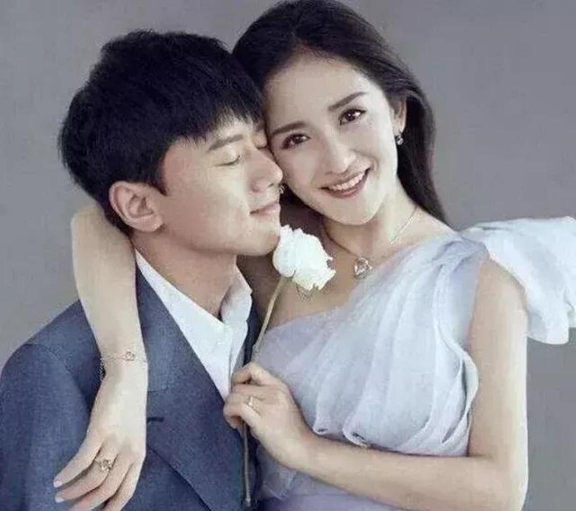 一次，谢娜在包文婧那借了3万澳元，后来还给她3万人民币，包文婧闷闷不乐，直接问她