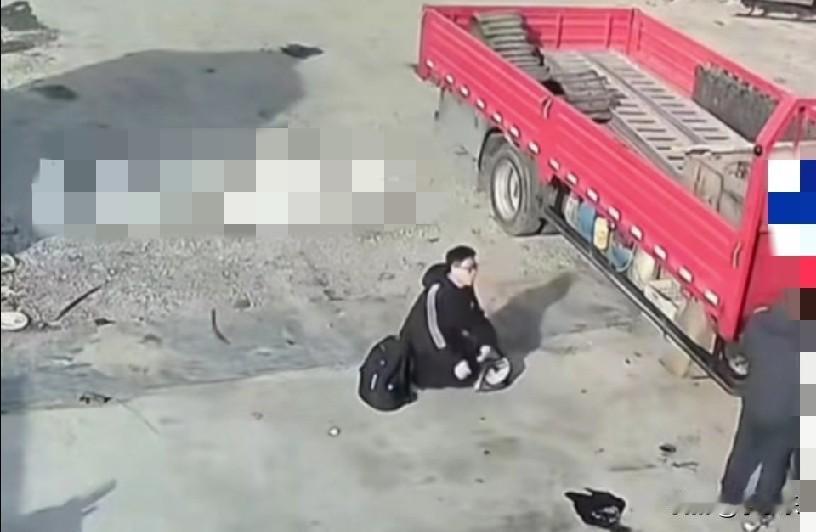 12月21日，江苏连云港一16岁男孩手机丢失迷路，男孩跑到旁边的汽修店，扑通一声