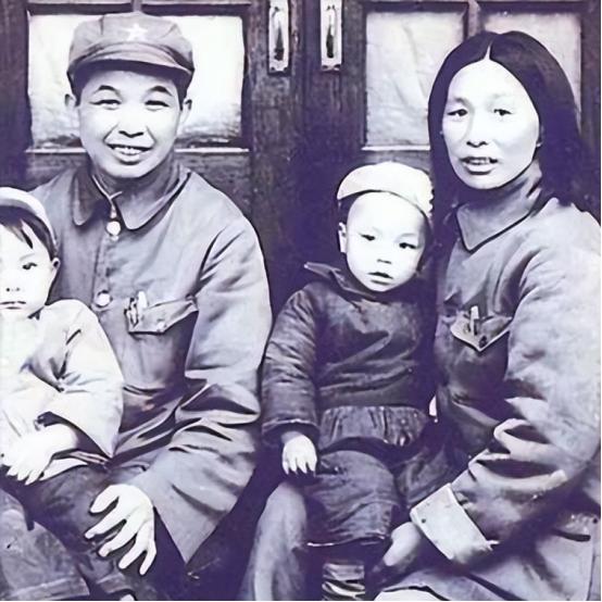 1953年，西康军区司令员刘忠，听说母亲尚在人世，当即带着妻子回家探亲，可到家后