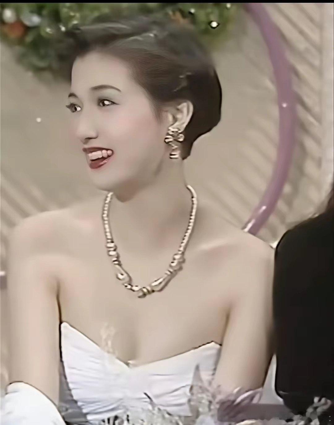 年轻的吴绮莉简直美得不可方物，176的身高，气质出众，难怪被成龙看上。17岁参加