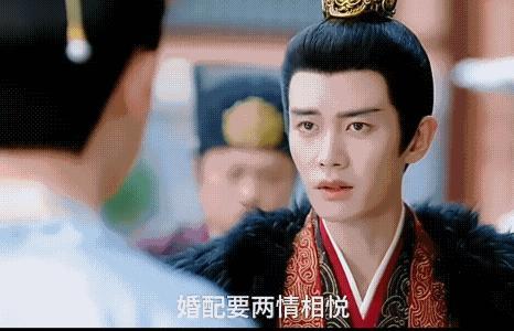 《凤凰台上》萧千清和萧荧真是一对活宝兄妹啊，一个让萧焕直接给妹妹赐婚，还吐槽萧焕