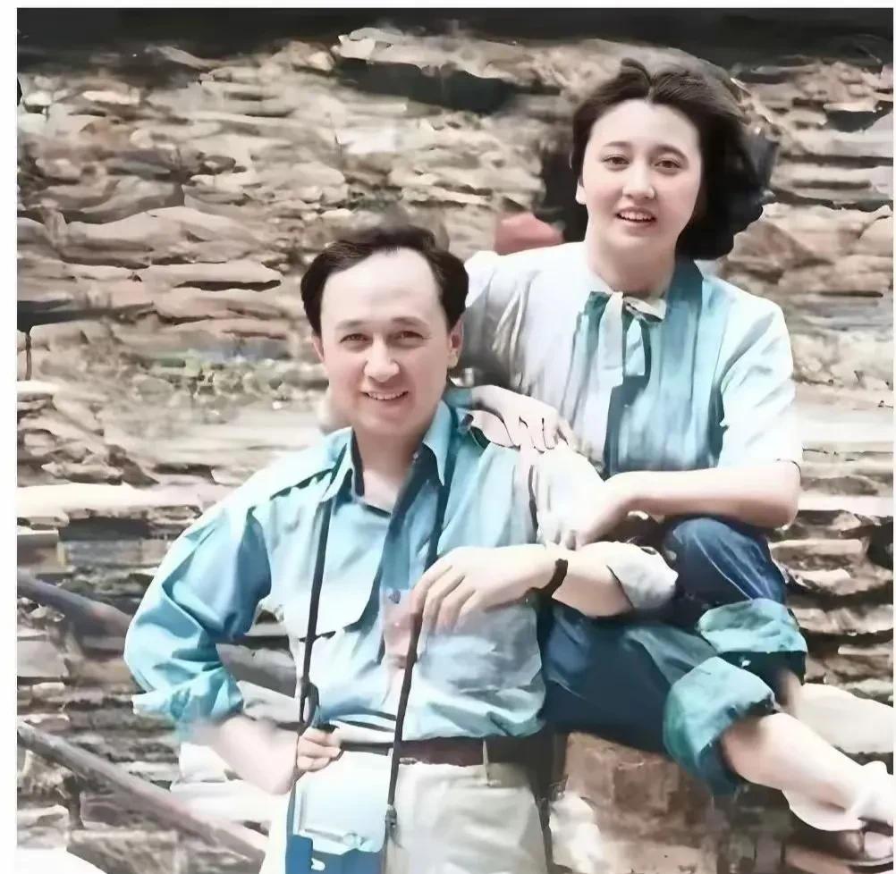 这是1949年，钱学森夫妇在美国的珍贵合影。照片里，这对璧人衣着考究，神