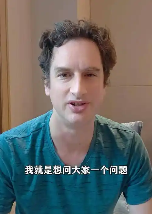 法国人吐槽坐中国高铁被歧视！这位法国游客在携程买不了票，后来折腾到12306才搞定，他拿着12306