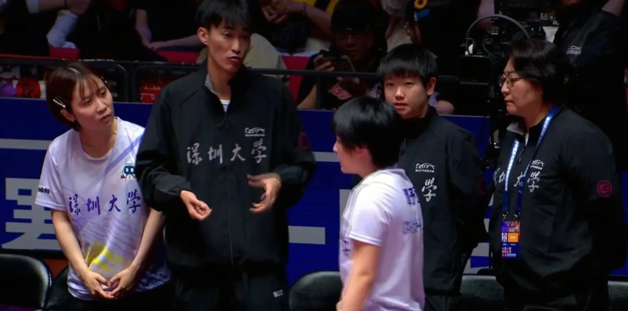 平野美宇加入深圳大学队。首秀与蒯曼组成女双，也是很尽力拼搏的。在场边休息时