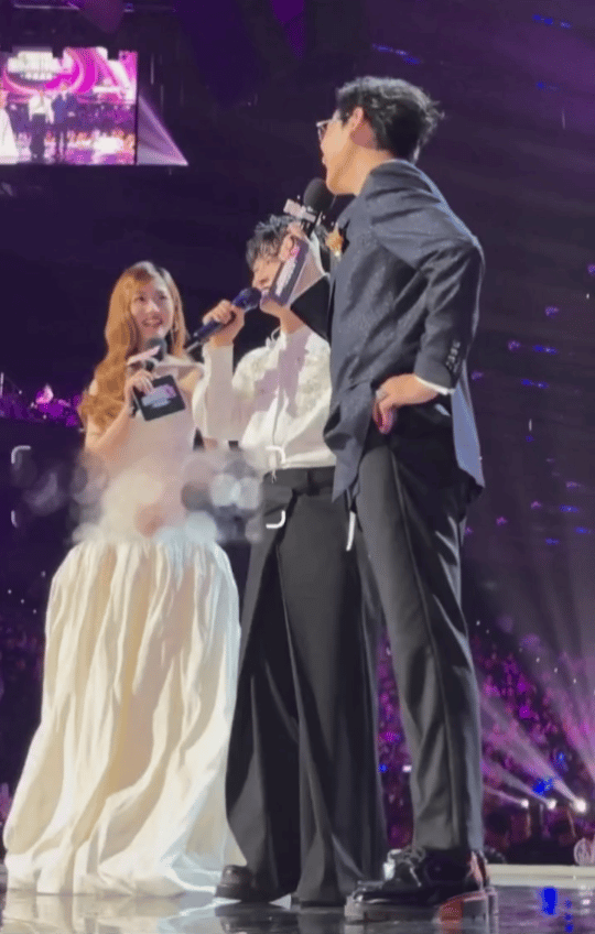 周深的鞋子怎么这么大啊是买不到合适的鞋吗？之前好几次在舞台上把鞋子都跑掉了